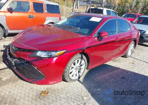 2018 Toyota Camry Le из США, поврежденный, VIN 4T1B11HK7JU547502